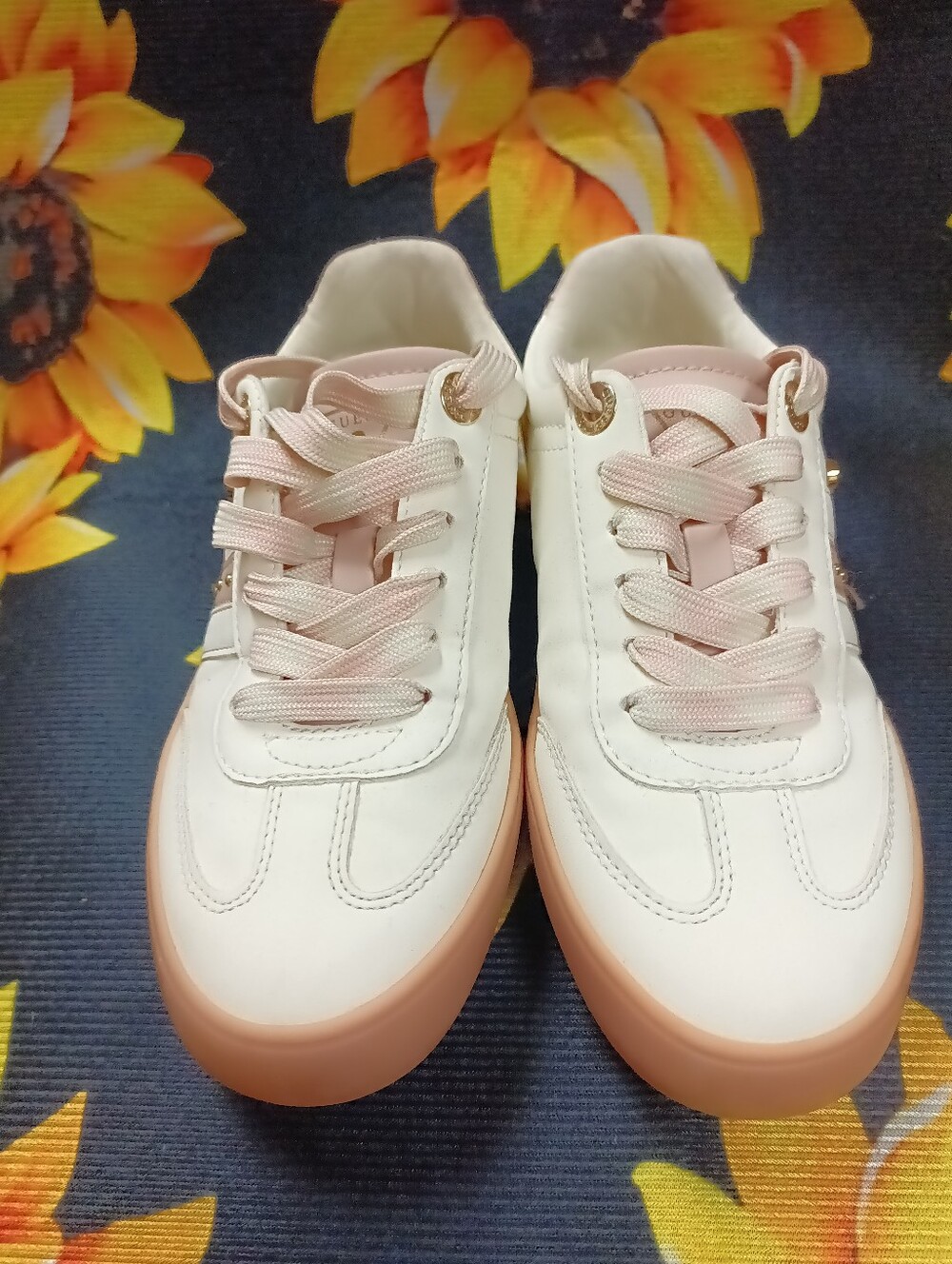 Woman's Guess Sneakers